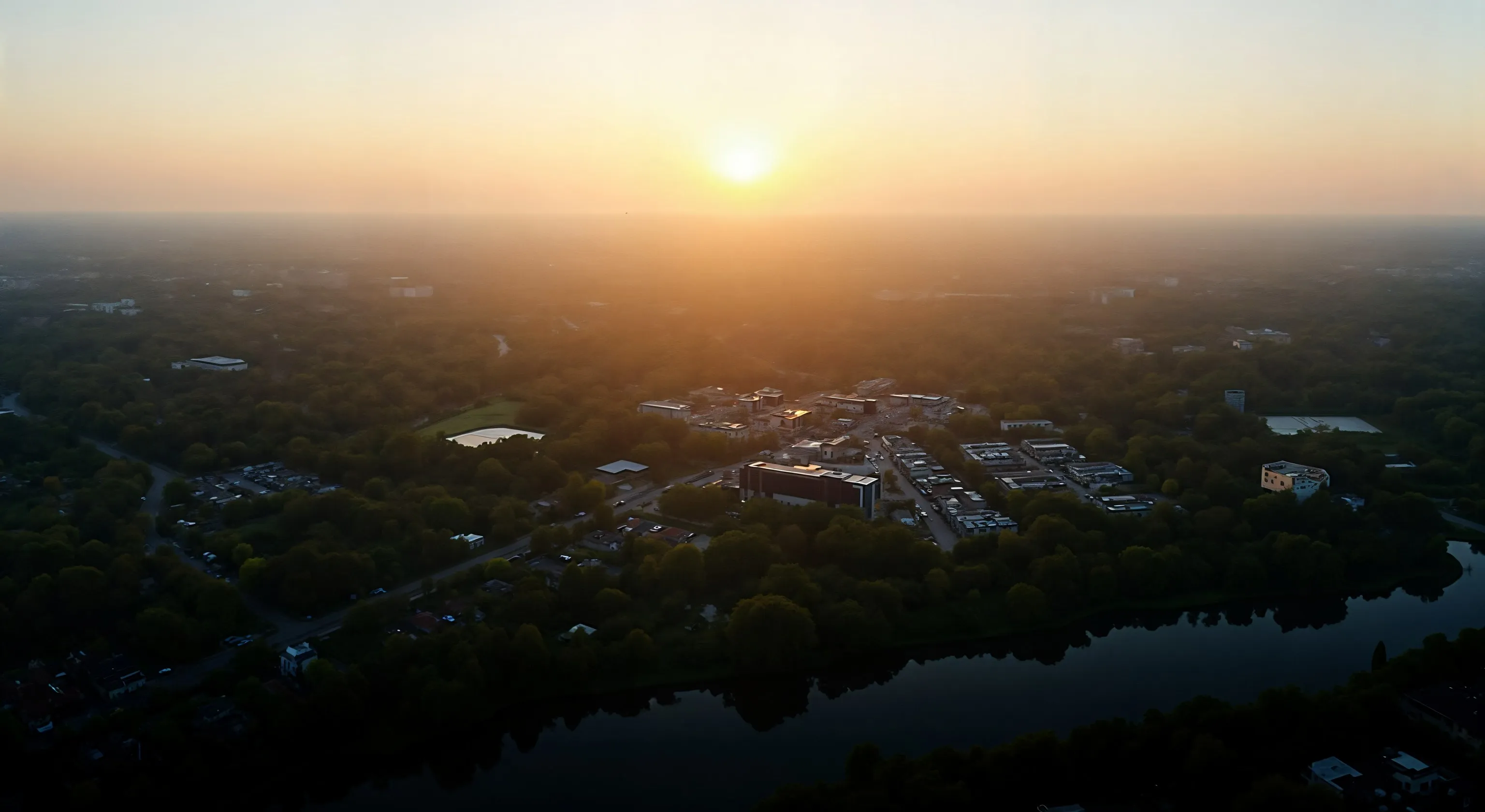 Breed luchtbeeld van Brainport Eindhoven met bedrijventerreinen, woonwijken en groen.